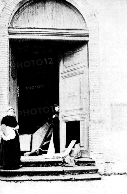 Séparation de l'Eglise et de l'Etat : Portes d'église enfoncée
