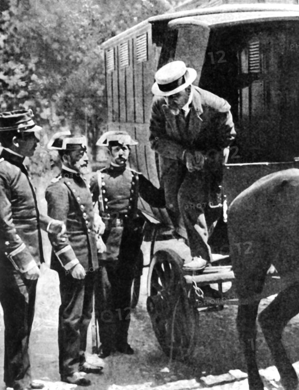 Francisco Ferrer, handcuffed, getting out of the prison car