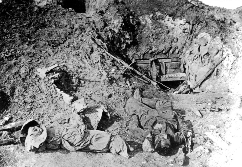 Bois-Louage. Poste téléphonique allemand. Le téléphoniste tué à son poste, 1916