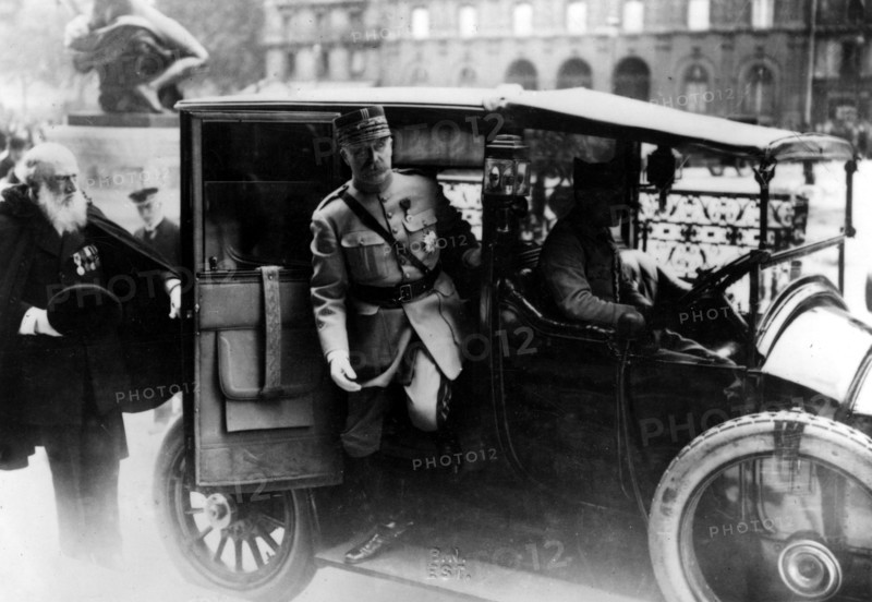 Arrivée de Pétain à l'hôtel de ville de Paris