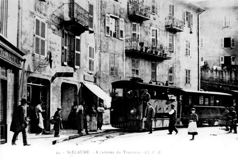 Carte postale. Saint-Claude (Jura). L'arrivée du tramway