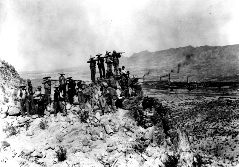 Révolution mexicaine. Poste avancé de l'insurrectioon. A l'arrière plan, la fonderie de El Paso, Texas