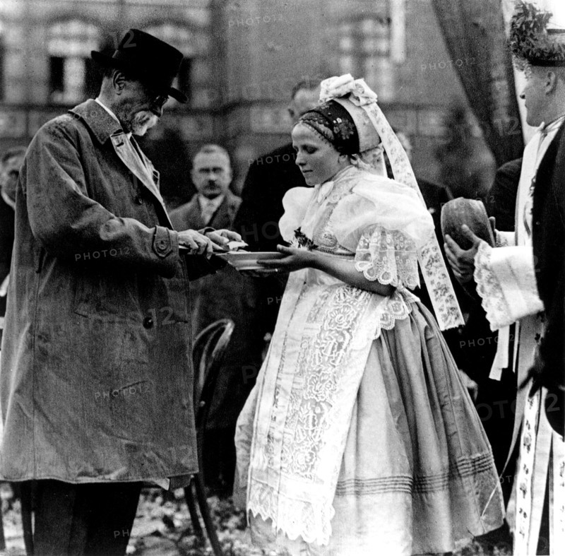 Welcoming Masaryk with bread and salt in Postorna