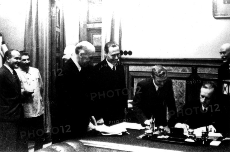 Signature à Moscou du Pacte germano-soviétique de non agression. Ribbentrop signe. (On voit aussi Staline et Molotov)