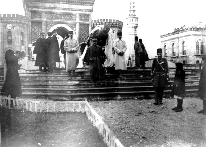 Le général Franchet d'Esperey visite le canon érigé par les Allemands à Constantinople