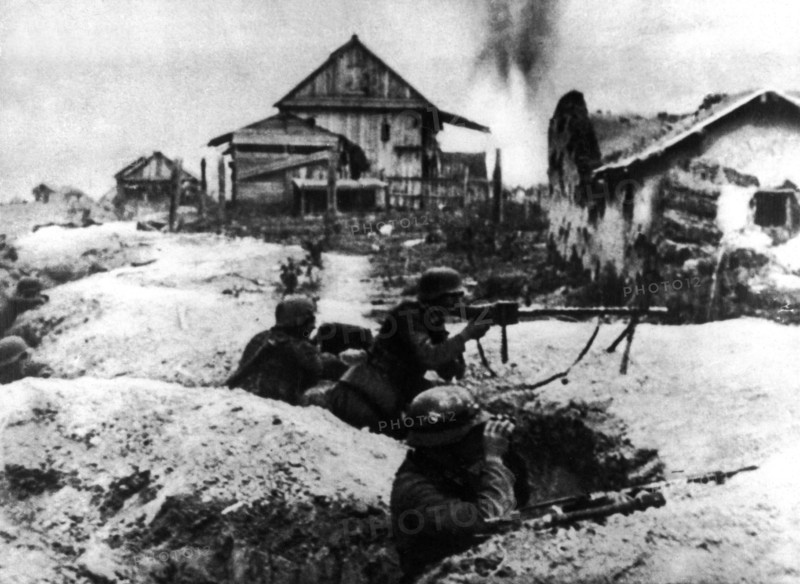 Des soldats allemands dans les tranchées qu'ils ont creusées dans la banlieue de Stalingrad (1942)