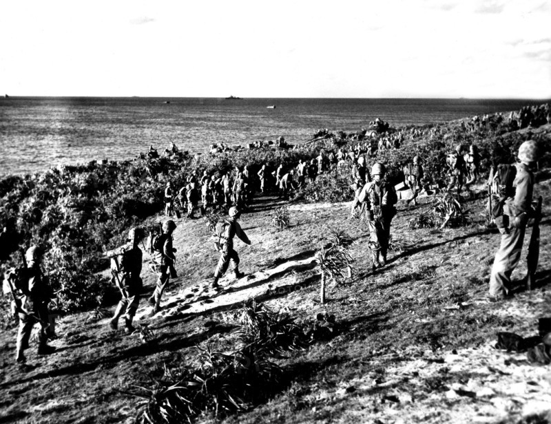 Les marins américains à Agunajima (30 miles à l'ouest d'Okinawa), 1945