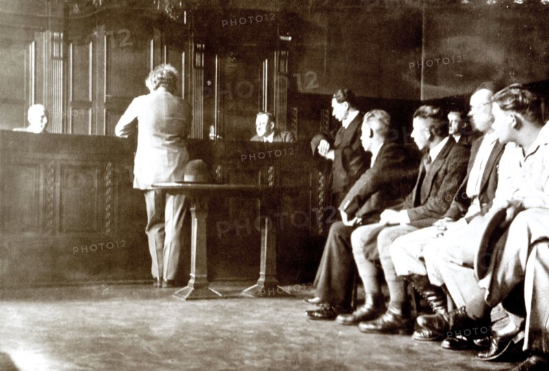 Albert Einstein devant une cour de justice d'Allemagne nazie