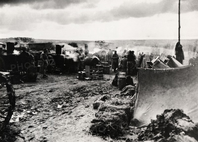 Les cuisines roulantes dans un bivouac de troupes, 1917