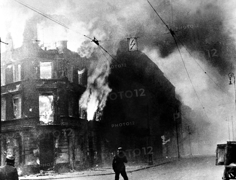 Warsaw ghetto: buildings in fire