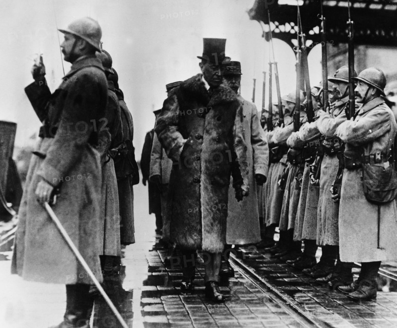 Wilson débarque à Calais et passe en revue la compagnie d'honneur