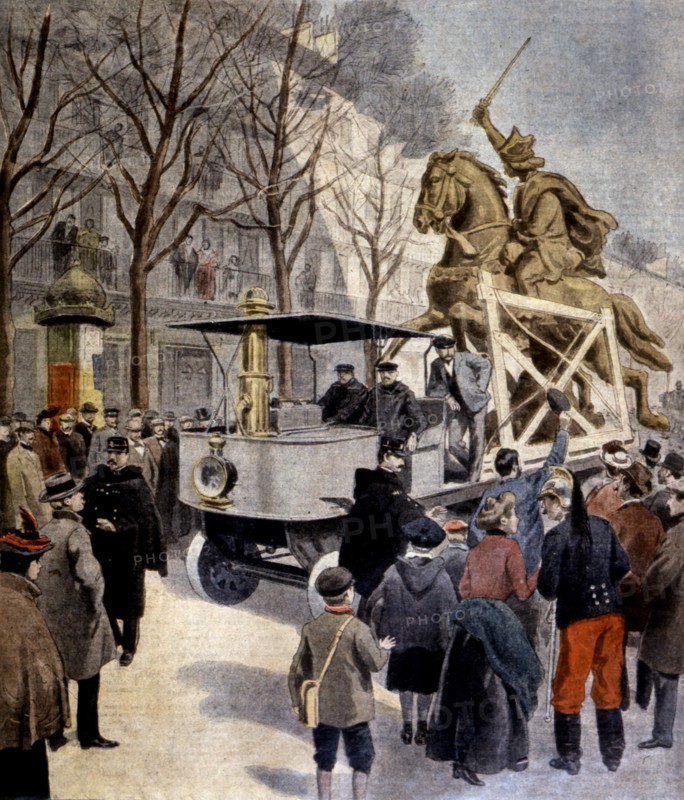 La statue de Vercingétorix en automobile dans les rues de Paris
