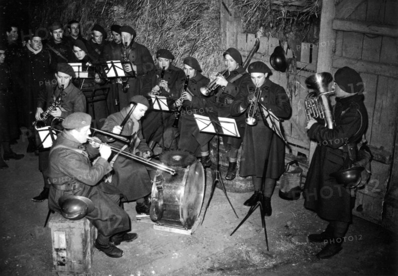 Jazz band set up in a barn to entertain soldiers (1940)