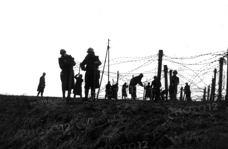 Sur le front, pose de fils de fer barbelés (1939)