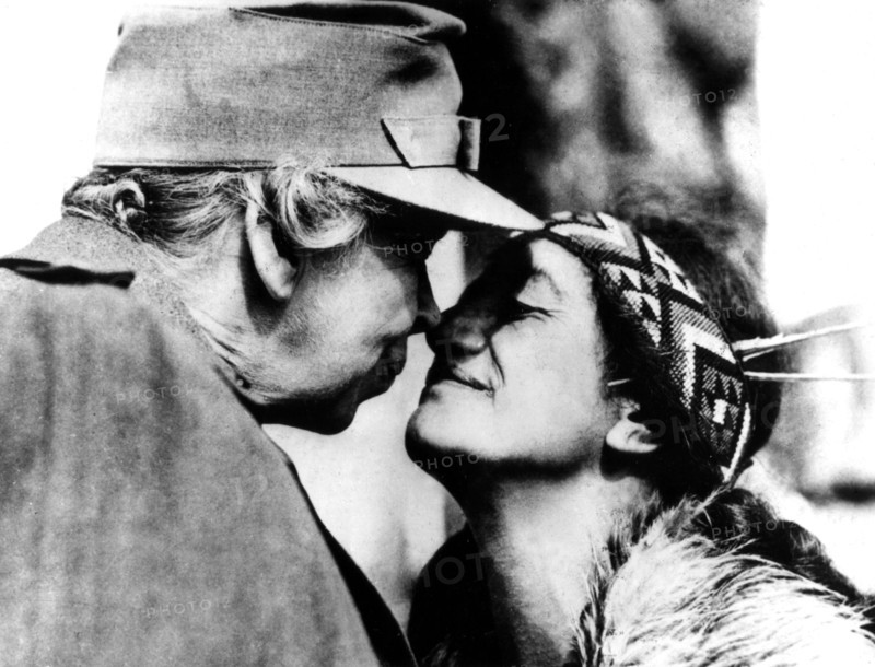 Mme Eléonore Roosevelt, en voyage en Nouvelle-Zélande. Sa connaissance des coutumes est mise en évidence par ce geste de frotter son nez avec son guide maori, méthode traditionnelle de salut