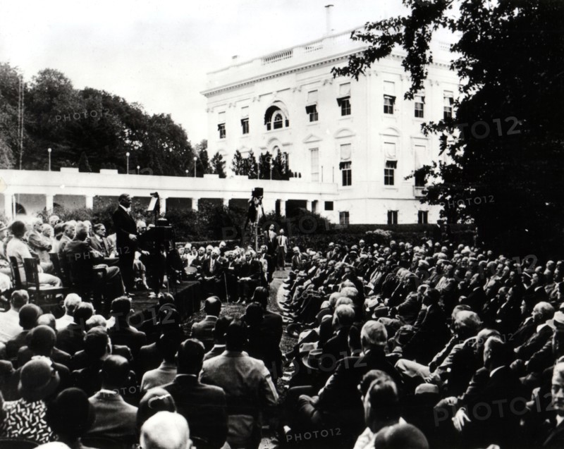 Le président Herbert Hoover prononçant un discours sur le chômage à Washington