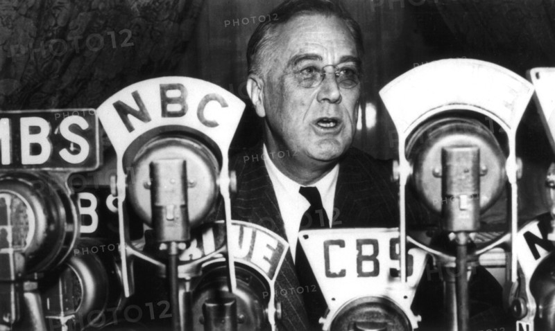 Roosevelt pronoçant une allocution radiophonique
