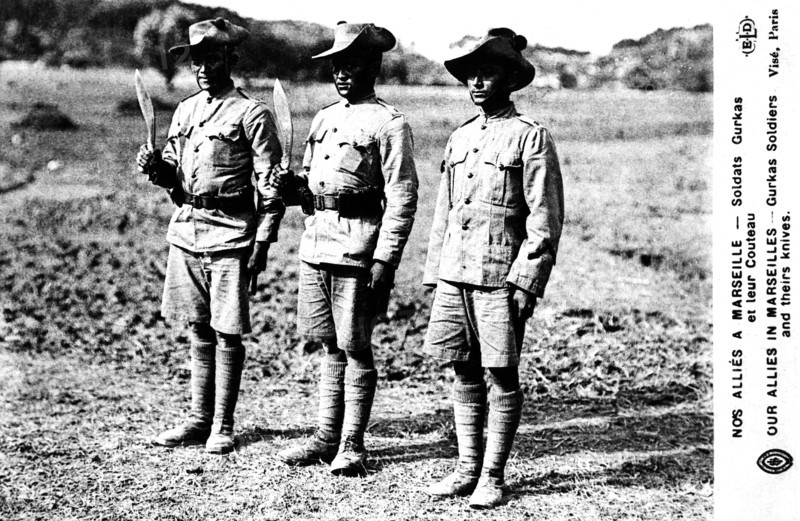 Nos alliés à Marseille. Soldats Gurkhas et leur couteau