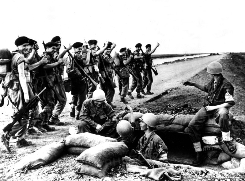 Les troupes danoises des forces armées de l'O.N.U. reprennent les postes avancés que les unités britanniques laissent dans le secteur du Canal de Suez