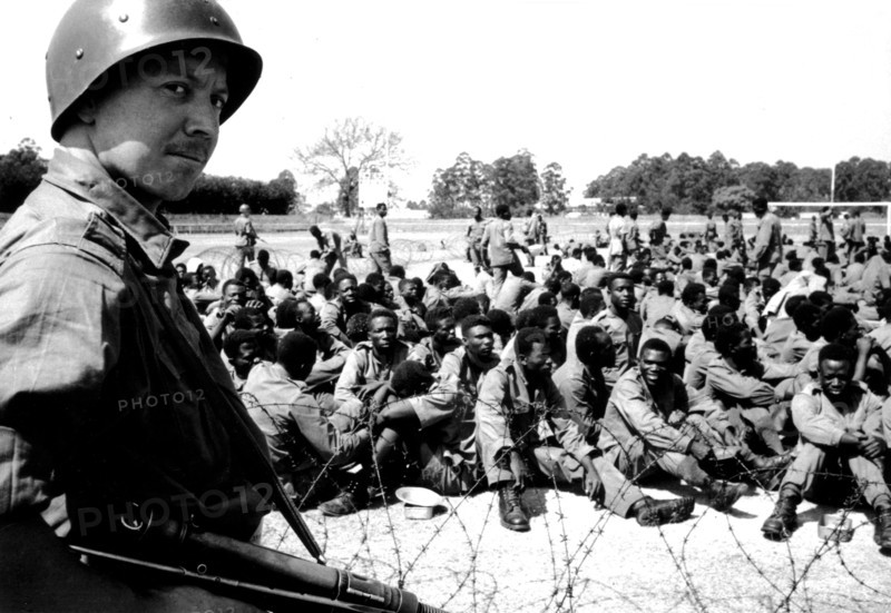 Paras belges gardant des soldats mutinés