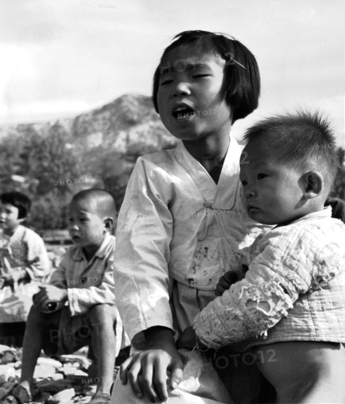 1950, Guerre de Corée, jeune écolière du village de Evur Pyung où l'école a été complètement détruite par la guerre