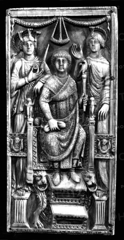 The Roman consul, in triomphal dress, between the personifications of Rome and Constantinople