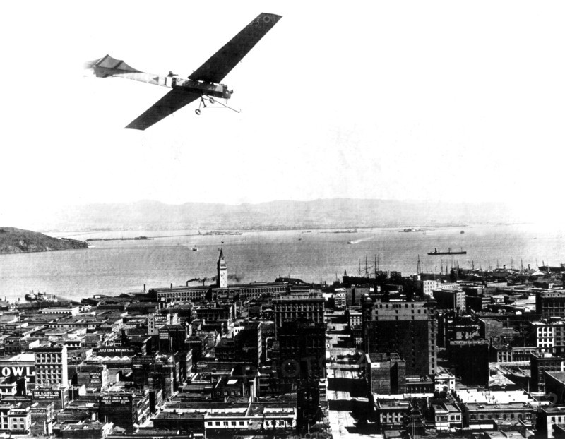 Avion survolant San Francisco