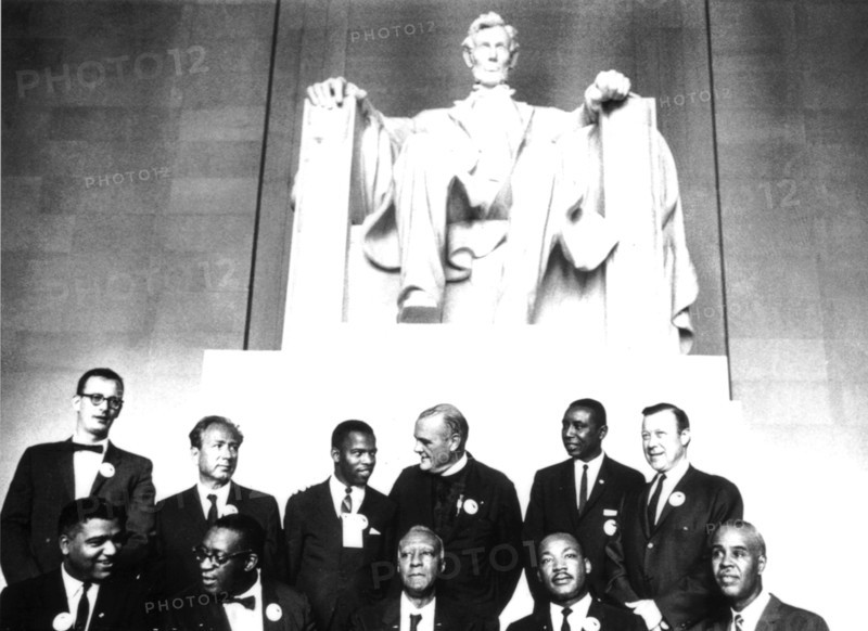 A Washington, après la marche pour les droits civiques, les leaders du mouvement (dont Martin Luther King) se sont rassemblés aux pieds de la statue de Lincoln
