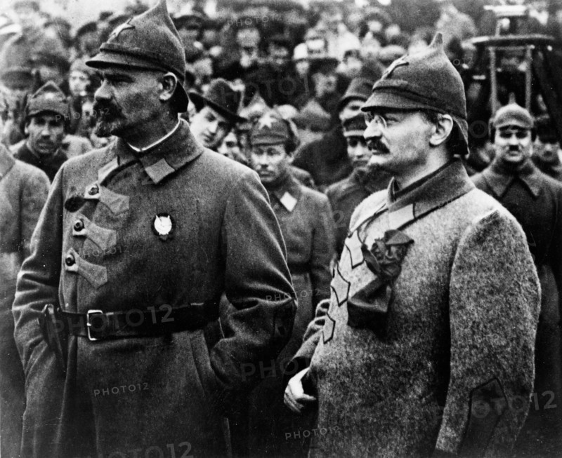 Léon Trotski et le général Montalov assistant à une démonstration sportive de l'Armée rouge.