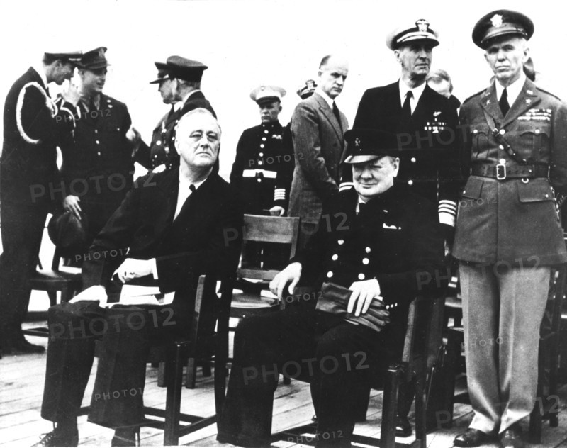 Conférence de Téhéran. Roosevelt et Churchill. Debout, Adam Ernest King et le général George Marshall
