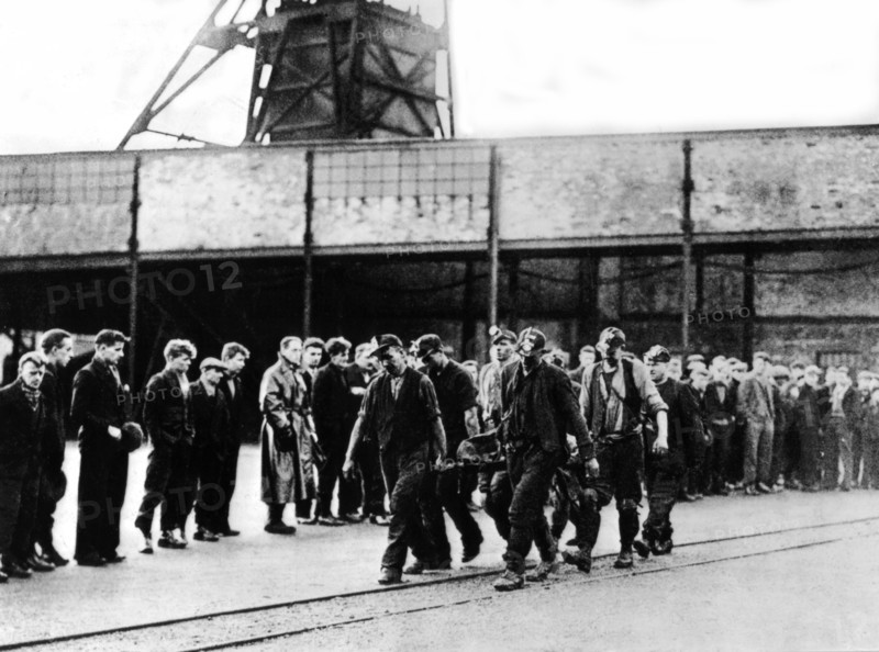 Evacuation d'un blessé après l'explosion d'une mine à Kinghill (décembre 1934)