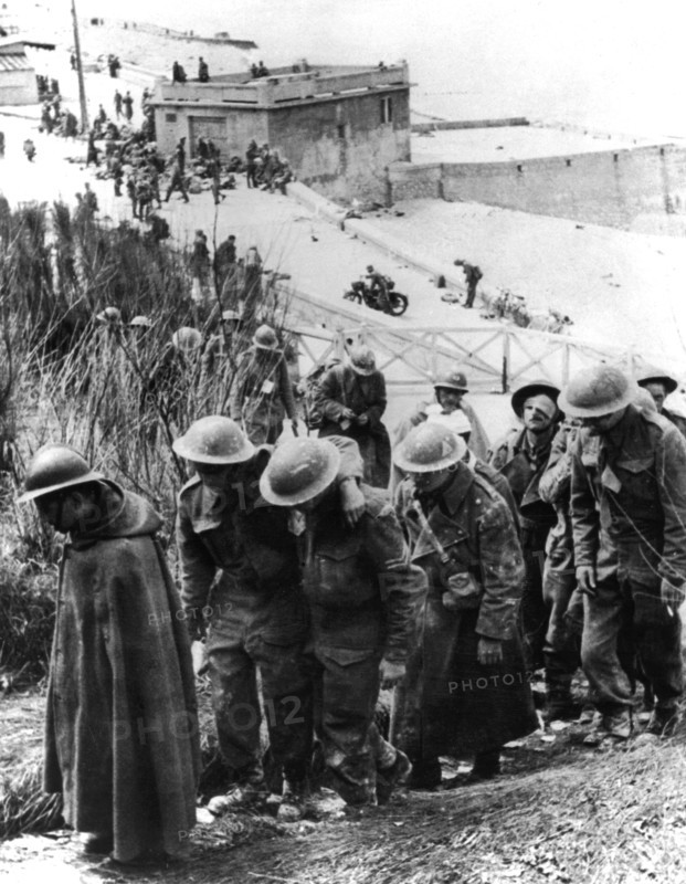 Dunkerque. Soldats français et anglais prisonniers quittant les plages (1940)
