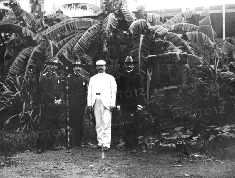 Chief McCullah et le général Menocal en compagnie d'officiers