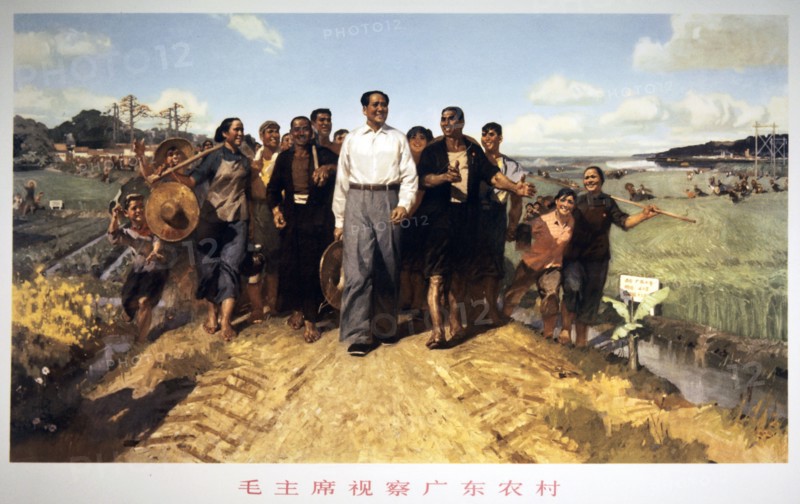 Mao Zedong with the farmers from Kouangtong, time of the foundation of the popular communes