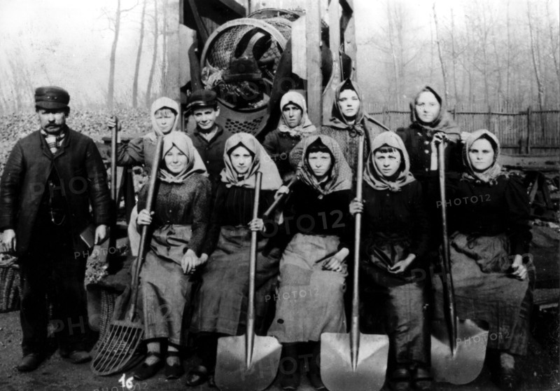 Women working in the Denain mines