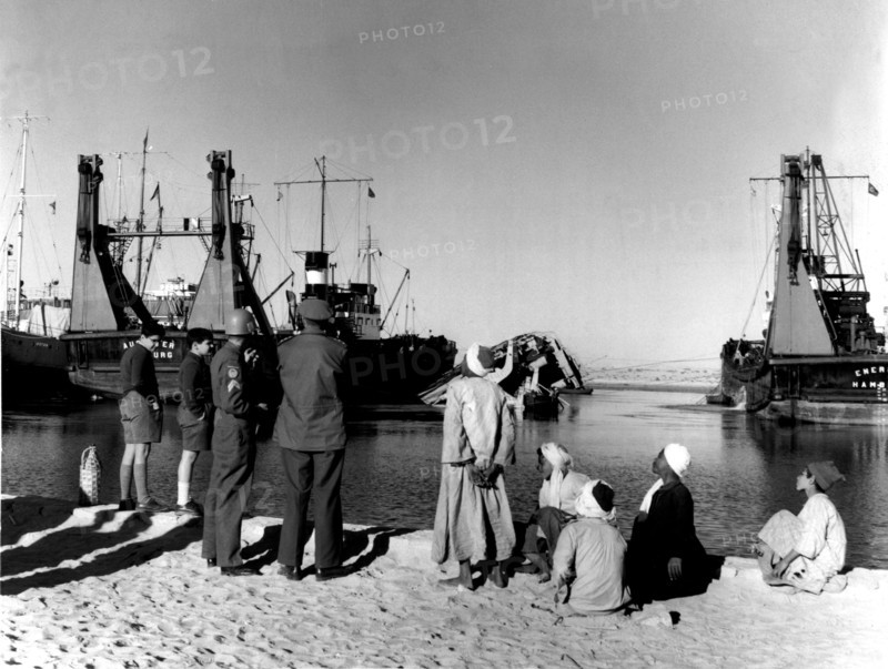Déblaiement des bateaux qui obstruent le canal de Suez, 1957