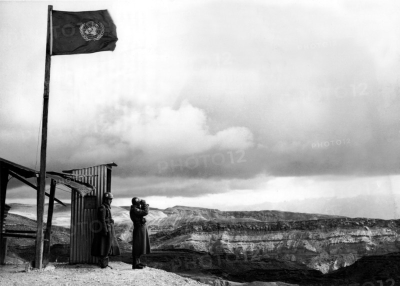 O.N.U.. Soldats yougoslaves à leur poste d'observation de Ras el Nagb, dans le désert du Sinaï