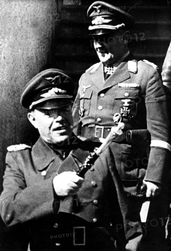 Front italien. Le général Kesselring sur le front de Monte Cassino. (Chef d'état major de la Luftwaffe en 1936. Envoyé en Algérie, Italie, condamné à mort en 1946 par le tribunal militaire sur les criminels de guerre. Il fut gracié en 1952)