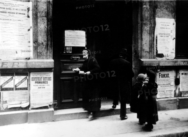 Distribution des cartes de charbon à Paris