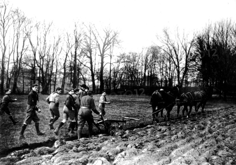 Scouts cultivating fields in the l'île de Puteaux