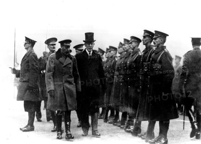 Le président Wilson, en compagnie de Georges V d'Angleterre, inspecte les troupes