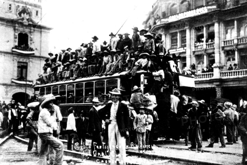 Après les jours de grande tension, le peuple de la capitale se rend compte, le 25 mai 1911, que les 30 années du gouvernement de Porfirio Diaz sont terminées. L'enthousiasme se traduit par des manifstations de rue, des fêtes et le peuple acclame Madéro