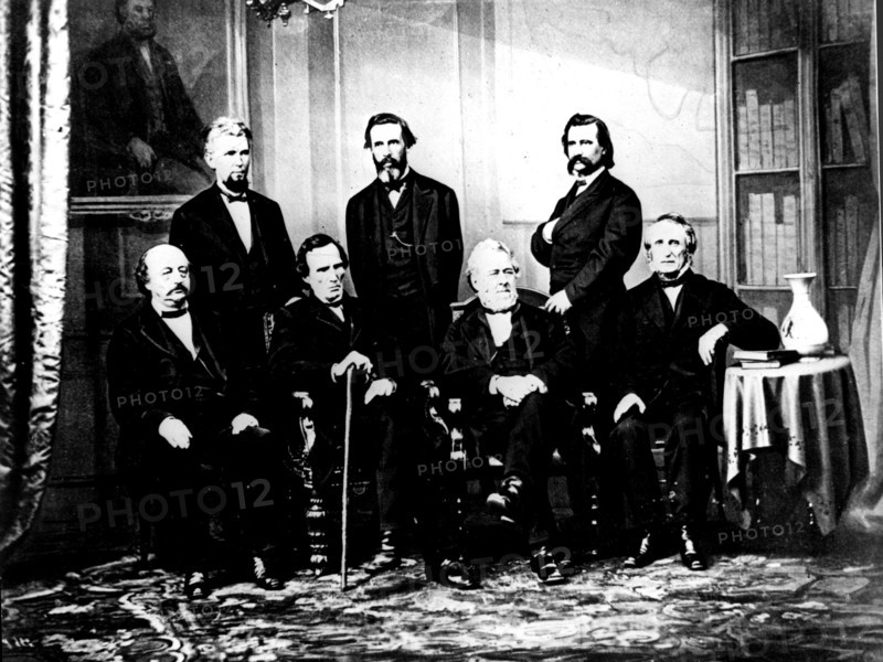 Photo de Brady. Le comité d'accusation de Andrew Johnson , président des Etats-Unis,(1808-1857) devant le sénat, en 1868. Il fut acquitté. Assis, de gauche à droite : Benjamin Butler, Thaddeus Stevens, T. Williams, J.A. Bringham. Debout, de gauche à droit