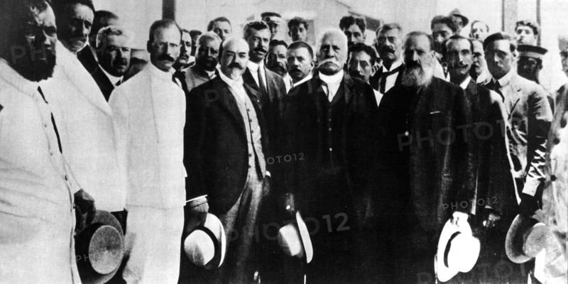 The morning of May 31st, Porfirio Diaz walks the path of the exile along the quay of the port of Veracruz