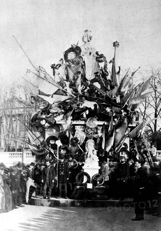 The ligue des patriotes before the statue of Strasbourg in Paris
