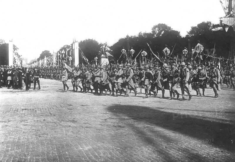Le défilé de la victoire sur la place de la Concorde à Paris, 1919