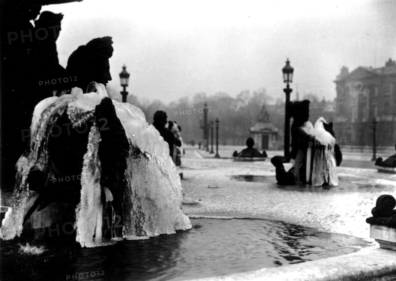 Paris. Les fontaines gelées de la place de la Concorde