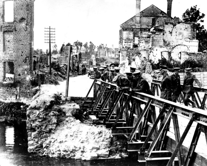 Le roi d'Angleterre, George V et le Prince de Galles sur les ruines du pont de Péronne (Somme)