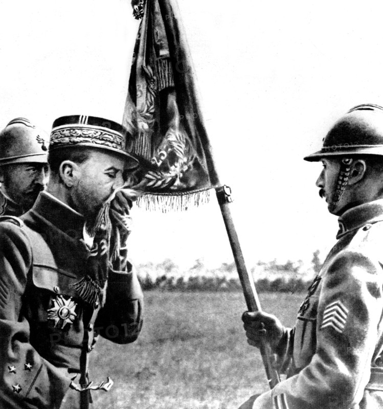 Le général Gouraud baise le drapeau de l'un de ses régiments