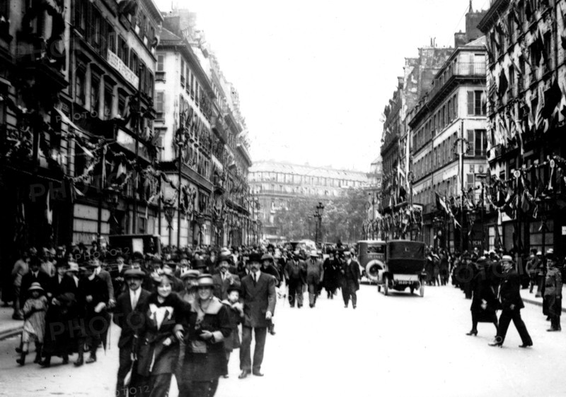 The parade of the victory in Paris: crowd after the troops' parade